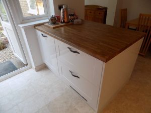 Peninsular unit with breakfast bar